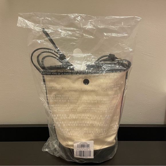 GAP Canvas Bucket Bag in Black White Multi - Picture 5 of 8